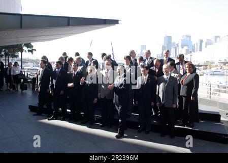 Hochrangige Beamte der 21 an der APEC teilnehmenden Länder posieren am ersten Tag der APEC-Führungswoche, die vom 2-9. September 2007 an stattfindet, für die Fotobesprechung hochrangiger Beamter. Sydney Convention and Exhibition Centre, Darling Harbour. Sydney, Australien. 02.09.07. Stockfoto