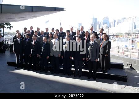 Hochrangige Beamte der 21 an der APEC teilnehmenden Länder posieren am ersten Tag der APEC-Führungswoche, die vom 2-9. September 2007 an stattfindet, für die Fotobesprechung hochrangiger Beamter. Sydney Convention and Exhibition Centre, Darling Harbour. Sydney, Australien. 02.09.07. Stockfoto