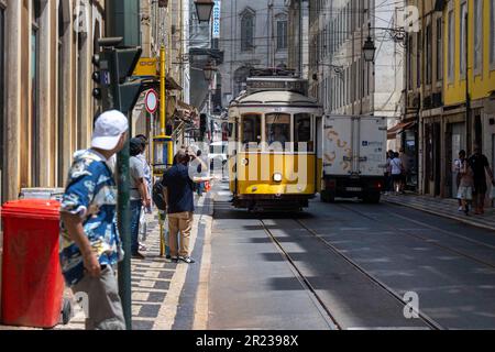 Lissabon, Portugal. 2. Mai 2023. Eine Straßenbahn führt durch die Hauptstraßen des Stadtviertels Baixa in Lissabon. (Kreditbild: © Jorge Castellanos/SOPA Images via ZUMA Press Wire) NUR REDAKTIONELLE VERWENDUNG! Nicht für den kommerziellen GEBRAUCH! Stockfoto