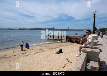 Lissabon, Portugal. 2. Mai 2023. Am Ufer des Flusses Tejo im Stadtviertel Baixa, Lissabon, sind mehrere Menschen zu sehen. (Kreditbild: © Jorge Castellanos/SOPA Images via ZUMA Press Wire) NUR REDAKTIONELLE VERWENDUNG! Nicht für den kommerziellen GEBRAUCH! Stockfoto