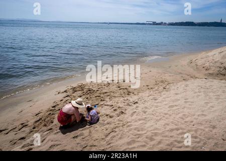 Lissabon, Portugal. 2. Mai 2023. Zwei Personen werden im Sand in der Nähe des Flusses Tejo im Viertel Baixa beim Spielen gesehen. (Kreditbild: © Jorge Castellanos/SOPA Images via ZUMA Press Wire) NUR REDAKTIONELLE VERWENDUNG! Nicht für den kommerziellen GEBRAUCH! Stockfoto