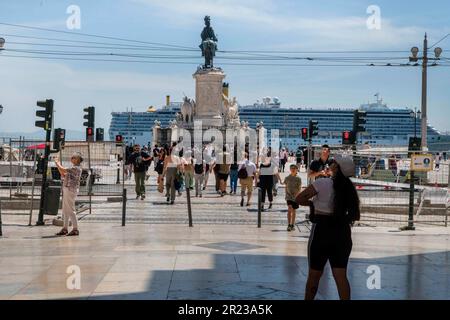 Lissabon, Portugal. 2. Mai 2023. Man sieht Leute beim Spaziergang um den Praca de Comercio (Handelsplatz) im Viertel Baixa. (Kreditbild: © Jorge Castellanos/SOPA Images via ZUMA Press Wire) NUR REDAKTIONELLE VERWENDUNG! Nicht für den kommerziellen GEBRAUCH! Stockfoto