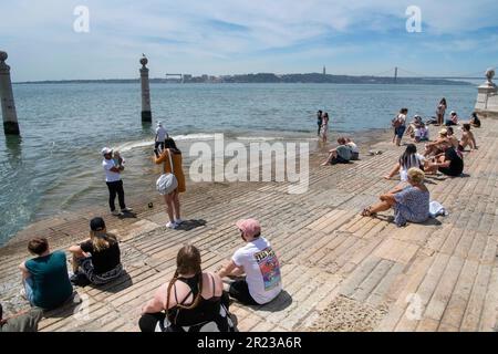 Lissabon, Portugal. 2. Mai 2023. Man sieht Leute, die sich in der Nähe des Flusses Tejo im Stadtviertel Baixa von Lissabon entspannen. (Kreditbild: © Jorge Castellanos/SOPA Images via ZUMA Press Wire) NUR REDAKTIONELLE VERWENDUNG! Nicht für den kommerziellen GEBRAUCH! Stockfoto