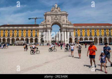 Lissabon, Portugal. 2. Mai 2023. Man sieht Leute beim Spaziergang um den Praca de Comercio (Handelsplatz) im Viertel Baixa. (Kreditbild: © Jorge Castellanos/SOPA Images via ZUMA Press Wire) NUR REDAKTIONELLE VERWENDUNG! Nicht für den kommerziellen GEBRAUCH! Stockfoto