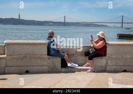 Lissabon, Portugal. 2. Mai 2023. Man sieht Leute, die sich in der Nähe des Flusses Tejo im Stadtviertel Baixa von Lissabon entspannen. (Kreditbild: © Jorge Castellanos/SOPA Images via ZUMA Press Wire) NUR REDAKTIONELLE VERWENDUNG! Nicht für den kommerziellen GEBRAUCH! Stockfoto