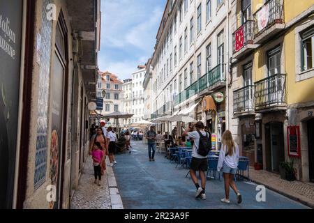 Lissabon, Portugal. 2. Mai 2023. Touristen werden bei einem Spaziergang entlang einer der Hauptstraßen des Stadtviertels Baixa in der Innenstadt von Lissabon gesehen. (Kreditbild: © Jorge Castellanos/SOPA Images via ZUMA Press Wire) NUR REDAKTIONELLE VERWENDUNG! Nicht für den kommerziellen GEBRAUCH! Stockfoto