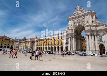 Lissabon, Portugal. 2. Mai 2023. Man sieht Leute beim Spaziergang um den Praca de Comercio (Handelsplatz) im Viertel Baixa. (Kreditbild: © Jorge Castellanos/SOPA Images via ZUMA Press Wire) NUR REDAKTIONELLE VERWENDUNG! Nicht für den kommerziellen GEBRAUCH! Stockfoto