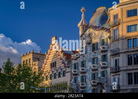 Casa Batlló von Antoni Gaudi und Casa Amatller von Josep Puig i Cadafalch früh am Morgen auf der Passeig de Gracia Avenue Barcelona Catalonia Spanien Stockfoto