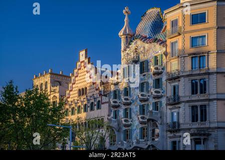 Casa Batlló von Antoni Gaudi und Casa Amatller von Josep Puig i Cadafalch früh am Morgen auf der Passeig de Gracia Avenue Barcelona Catalonia Spanien Stockfoto