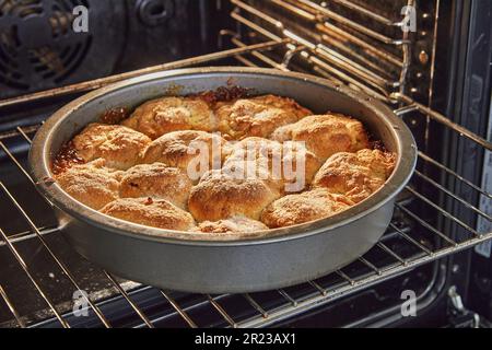 Tarte Tatin, französische Apfeltorte nach dem Backen im Ofen Stockfoto
