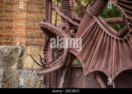 Detail des schmiedeeisernen Zauns in den Güell Pavillons, ein Werk von Gaudí, mit dem Drachen, der den Wächter des Hesperidengartens repräsentiert Stockfoto