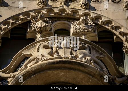 Angaben zur Casa Lleó i Morera, einem Werk des Architekten Lluís Domènech i Montaner in der Passeig de Gracia Avenue (Barcelona, Katalonien, Spanien) Stockfoto