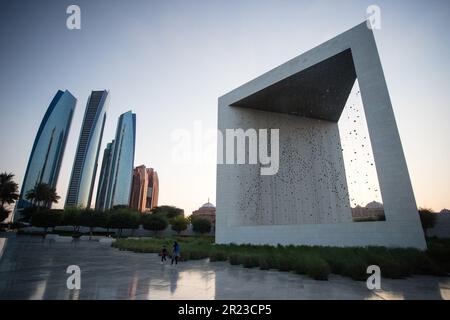 Das Founder's Memorial und die umliegenden Wolkenkratzer im Zentrum von Abu Dhabi, VAE. Stockfoto