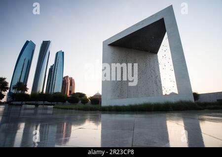 Das Founder's Memorial und die umliegenden Wolkenkratzer im Zentrum von Abu Dhabi, VAE. Stockfoto