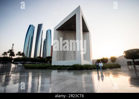 Das Founder's Memorial und die umliegenden Wolkenkratzer im Zentrum von Abu Dhabi, VAE. Stockfoto