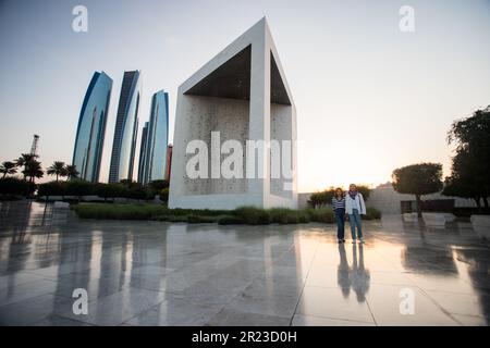 Das Founder's Memorial und die umliegenden Wolkenkratzer im Zentrum von Abu Dhabi, VAE. Stockfoto