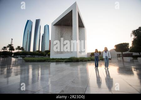 Das Founder's Memorial und die umliegenden Wolkenkratzer im Zentrum von Abu Dhabi, VAE. Stockfoto