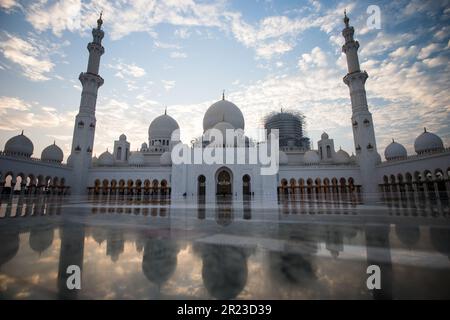 Außenfotos der Shiekh Zayed Grand Moschee in Abu Dhabi Stockfoto