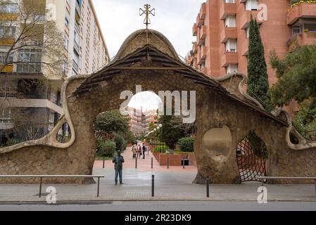 Miralles Door, ein wenig bekanntes Werk von Antoni Gaudi im Bezirk Pedralbes - Sarrià (Barcelona, Katalonien, Spanien) ESP: Puerta Miralles, de Gaudí Stockfoto