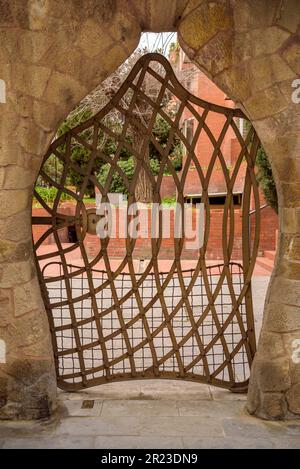 Miralles Door, ein wenig bekanntes Werk von Antoni Gaudi im Viertel Pedralbes - Sarrià (Barcelona, Katalonien, Spanien) Stockfoto