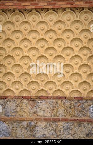 Zierdetails an der Fassade der Güell-Pavillons, entworfen von Antoni Gaudí (Barcelona, Katalonien, Spanien) ESP: Detalles ornamentales Finca Güell Stockfoto