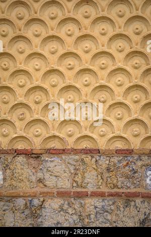 Zierdetails an der Fassade der Güell-Pavillons, entworfen von Antoni Gaudí (Barcelona, Katalonien, Spanien) ESP: Detalles ornamentales Finca Güell Stockfoto