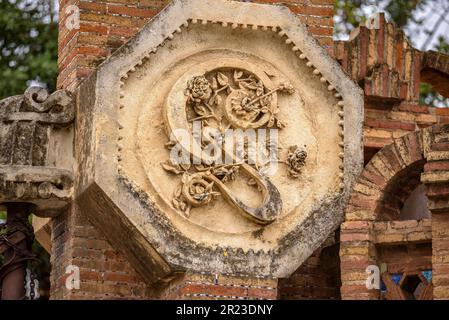 Zierdetails an der Fassade der Güell-Pavillons, entworfen von Antoni Gaudí (Barcelona, Katalonien, Spanien) ESP: Detalles ornamentales Finca Güell Stockfoto