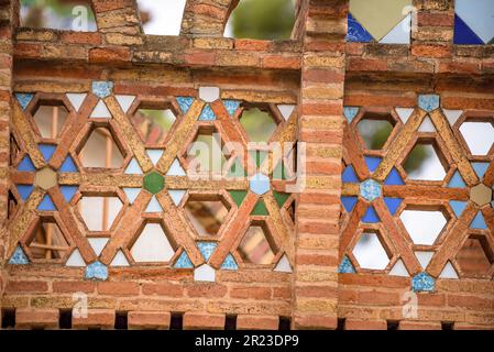 Zierdetails an der Fassade der Güell-Pavillons, entworfen von Antoni Gaudí (Barcelona, Katalonien, Spanien) ESP: Detalles ornamentales Finca Güell Stockfoto