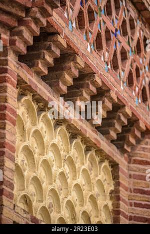 Zierdetails an der Fassade der Güell-Pavillons, entworfen von Antoni Gaudí (Barcelona, Katalonien, Spanien) ESP: Detalles ornamentales Finca Güell Stockfoto