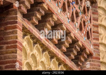 Zierdetails an der Fassade der Güell-Pavillons, entworfen von Antoni Gaudí (Barcelona, Katalonien, Spanien) ESP: Detalles ornamentales Finca Güell Stockfoto