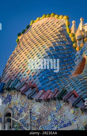 Sonnenaufgang über dem Dach der Casa Batlló in Form eines Drachenrückens (Barcelona, Katalonien, Spanien) ESP Amanecer sobre el tejado de la Casa Batlló Stockfoto