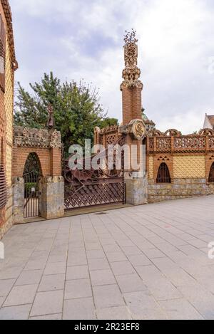 Schmiedeeiserner Zaun in den Güell-Pavillons, ein Werk von Gaudí, mit dem Drachen, der den Wächter des Hesperidengartens (Barcelona) repräsentiert Stockfoto