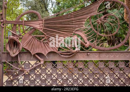 Schmiedeeiserner Zaun in den Güell-Pavillons, ein Werk von Gaudí, mit dem Drachen, der den Wächter des Hesperidengartens (Barcelona) repräsentiert Stockfoto