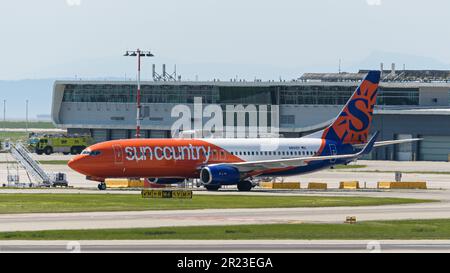 Richmond, British Columbia, Kanada. 16. Mai 2023. Ein Sun Country Airlines Boeing 737-800 (N801SY) fährt nach der Landung am Vancouver International Airport zu einem Ankunftstor. (Kreditbild: © Bayne Stanley/ZUMA Press Wire) NUR REDAKTIONELLE VERWENDUNG! Nicht für den kommerziellen GEBRAUCH! Stockfoto