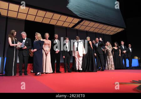 Cannes, Frankreich. 16. Mai 2023. Chiara Mastroianni, Michael Douglas, Catherine Deneuve, Uma Thurman Gast, Gast, Jacob Lusk, Julia Ducournau, Paul Dano, Ruben Östlund, Rungano Nyoni, Brie Larson, Denis Menochet, Maryam Touzani und Damian Szifron bei der Eröffnungszeremonie mit der Verleihung der Goldenen Palme für das Lebenswerk an Michael Douglas auf dem Festival de Cannes 2023/76. Internationale Filmfestspiele von Cannes im Palais des Festivals. Cannes, 16.05.2023 Kredit: Geisler-Fotopress GmbH/Alamy Live News Stockfoto