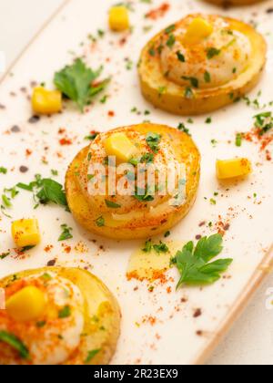 Papas bravas ist eine typische Zubereitung von Riegeln in Spanien, bestehend aus Kartoffeln, die in große Würfel geschnitten, in Olivenöl gebraten und mit Salsa brava gewürzt werden Stockfoto