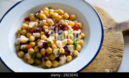 Empedrat mit Oktopus. Traditionelles spanisches Gericht mit Kichererbsen und Fisch. Stockfoto