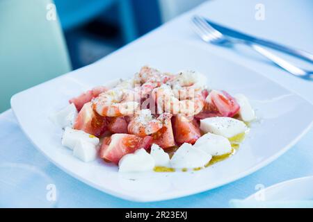 Garnelensalat aus dem Mittelmeer, Tomaten und frischer Käse. Stockfoto