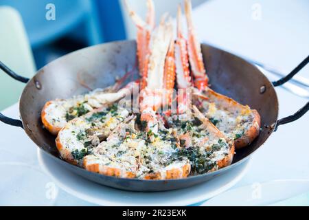 Im Ofen gekochte Scampi-Garnelen mit Petersilie und Knoblauch. Stockfoto