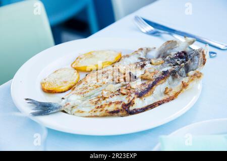 Gegrillte Sohle. Gegrillter Fisch in einem Restaurant an der spanischen Küste. Stockfoto
