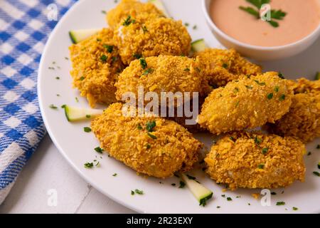 Fischnuggets sind eine Art gebratener Fisch, der nur Weißfisch ohne Knochen oder Haut umfasst. Stockfoto