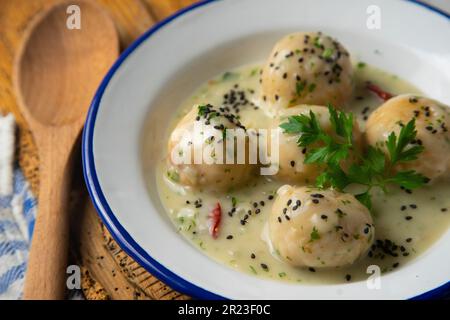 Fischbällchen mit Weißweinsoße. Stockfoto