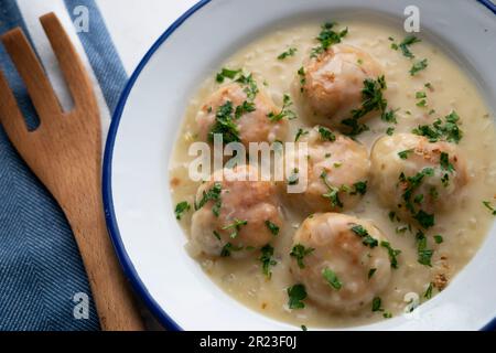 Fischbällchen mit Weißweinsoße. Stockfoto