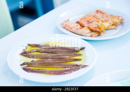 Spanische Tapa kantabrischer Sardellen. Gourmetprodukt aus dem Norden Spaniens. Stockfoto