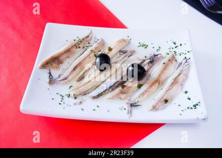 Spanische Tapa kantabrischer Sardellen. Gourmetprodukt aus dem Norden Spaniens. Stockfoto