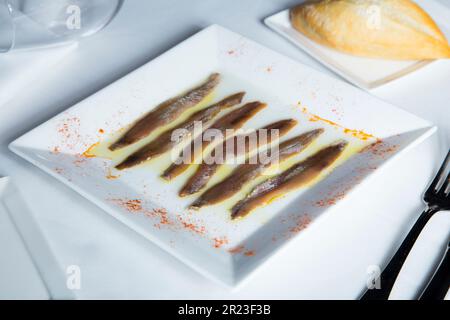 Spanische Tapa kantabrischer Sardellen. Gourmetprodukt aus dem Norden Spaniens. Stockfoto