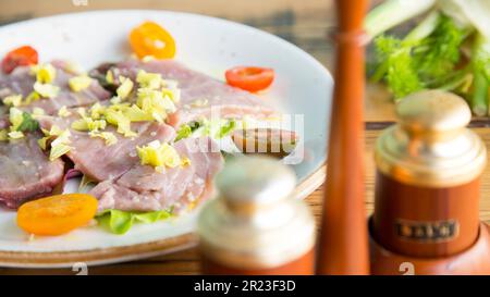 Thunfisch-Tataki mit Kirschtomaten in einem italienischen Restaurant. Stockfoto