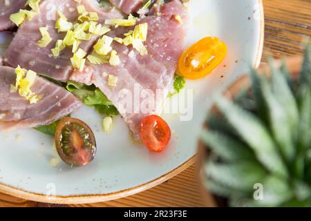 Thunfisch-Tataki mit Kirschtomaten in einem italienischen Restaurant. Stockfoto