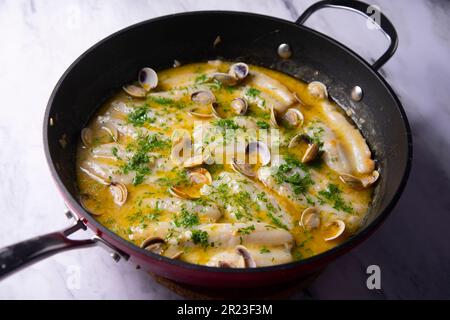 Blauer Wittling mit grüner Sauce. Traditionelles Rezept aus dem Baskenland in Nordspanien. Stockfoto