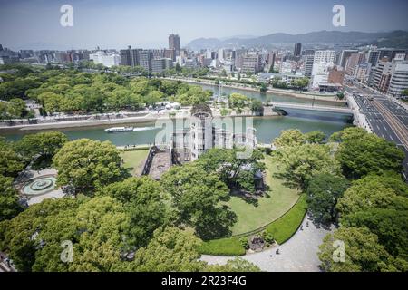 Hiroshima, Japan. 17. Mai 2023. Blick auf den Genbaku Dome im Hiroshima Peace Memorial Park, dem zentralen Ort für den G7-Gipfel in Hiroshima. Vom 19. Bis 21. Mai wird Japan Gastgeber des G7-Gipfels sein. Die "Siebenergruppe" (G7) ist ein informelles Bündnis führender Industrieländer. Die Mitglieder sind Deutschland, Frankreich, Großbritannien, Italien, Japan, Kanada und die USA. Kredit: Michael Kappeler/dpa/Alamy Live News Stockfoto